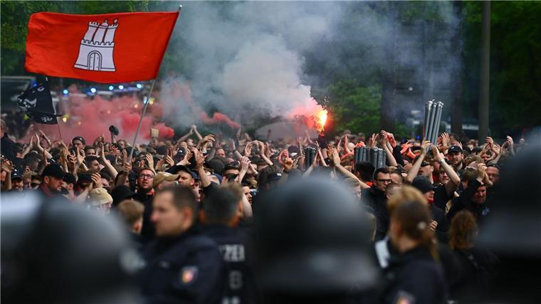 Hamburg will Polizeikosten-Fonds für Bundesligaspiele prüfen Hamburg will eine Beteiligung der Vereine an den Kosten für Polizeieinsätze bei Fußballspielen der Ersten und Zweiten Bundesliga prüfen.