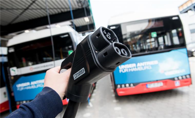 Klimafreundlich mit dem Bus fahren - geht das? Hamburg will mindestens 50 Elektrobusse kaufen.