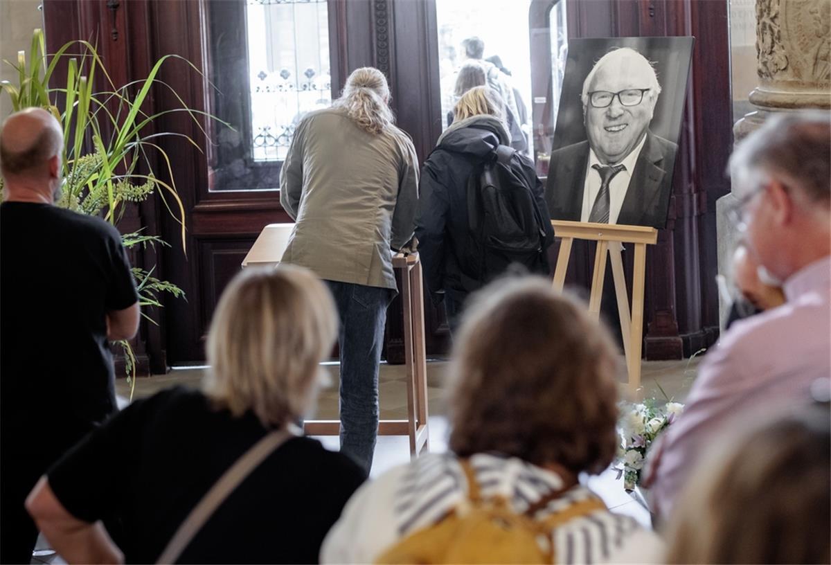 Viele Einträge im Kondolenzbuch für Uwe Seeler Hamburger tragen sich im Rathaus in ein Kondolenzbuch für den verstorbenen Fußballer Uwe Seeler ein. Seeler starb am Donnerstag (21.07.2022) im Alter von 85 Jahren.
