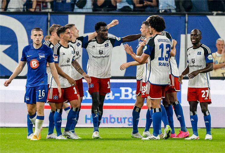 Schnappt sich Werder diesen HSV-Star ablösefrei? Hamburgs Bakery Jatta (Mitte) feiert mit seinen Teamkollegen einen Treffer.