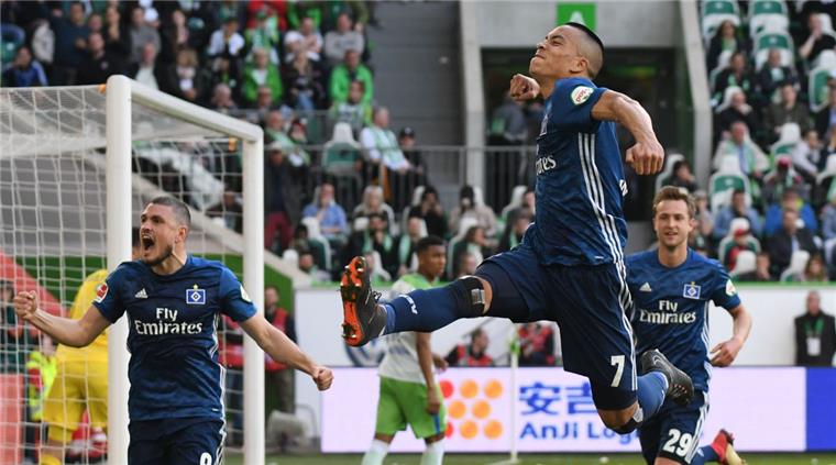 Hamburger SV auf dem Weg zur wundersamen Rettung Hamburgs Bobby Wood (2. von links) bejubelt sein Tor zum 0:1 gegen den VfL