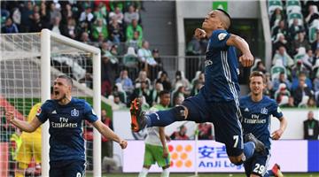 Hamburgs Bobby Wood (2. von links) bejubelt sein Tor zum 0:1 gegen den VfL 