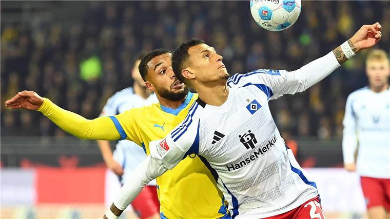 1:3 in Braunschweig: HSV in der Krise Hamburgs Davie Selke und Braunschweigs Leon Bell Bell im Zweikampf.