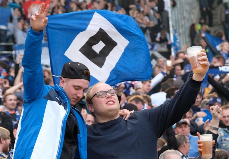 Hamburgs Fans bejubeln das 0:3 gegen Hannover 96.
