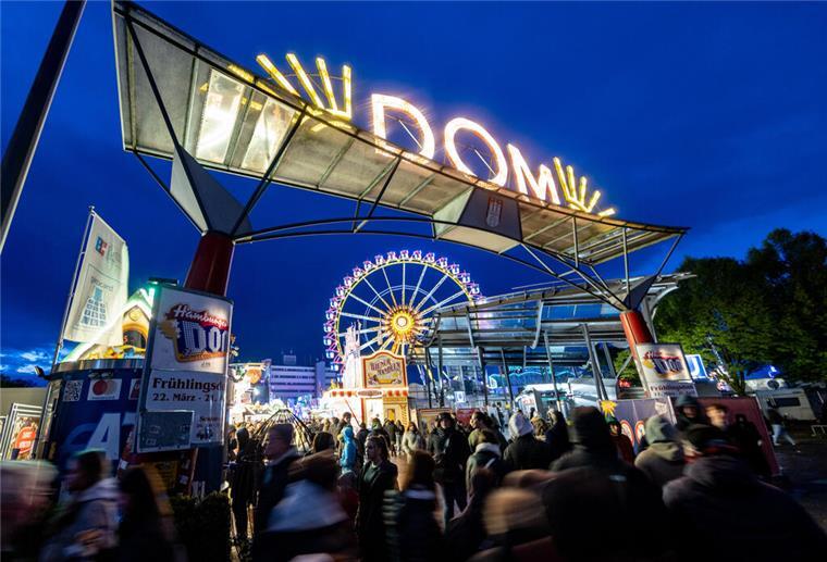 Hamburger Frühlingsdom 2025 startet und überrascht mit Achtebahn-Comeback Besucher strömen durch den Eingang des Hamurger Doms.