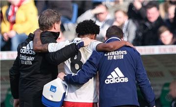 Hamburgs Jeremy Dudziak (mitte) wird verletzt vom Platz gebracht. 