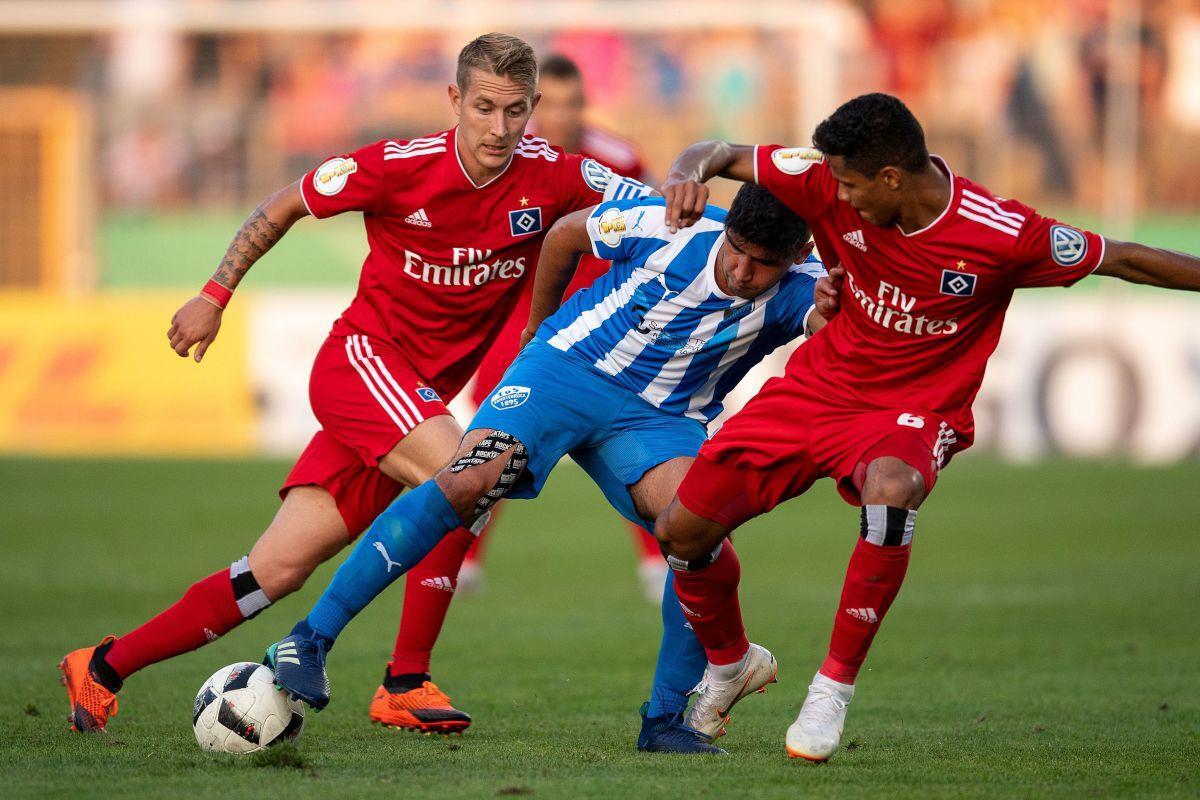 HSV: Mühseliges 5:3 beim TuS Erndtebrück Hamburgs Lewis Holtby (l) und Douglas Santos (r) kämpfen mit Erndtebrücks Murat-Kaan Yazar um den Ball.