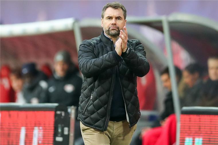 Hamburger SV: Hollerbach stoppt die Pleiteserie Hamburgs neuer Trainer Bernd Hollerbach klatscht Beifall fürs Unentschieden.
