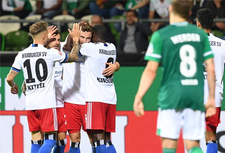 HSV feiert Derbysieg - Werder-Ärger über den Schiri Jubelnde Spieler.