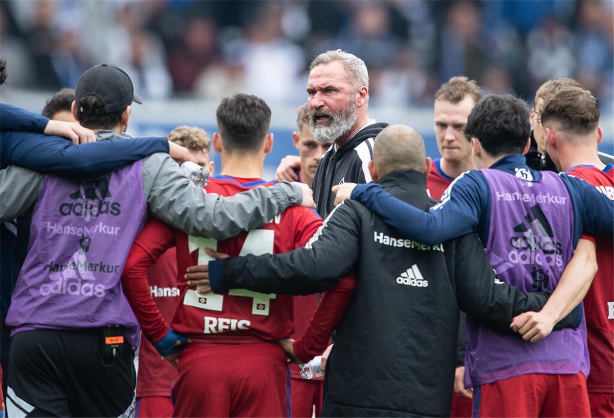 2:3-Pleite: Der Hamburger SV hat wieder seinen Aufstiegsturbo verloren Hamburgs wütender Trainer Tim Walter spricht nach dem Spiel zu seiner Mannschaft.