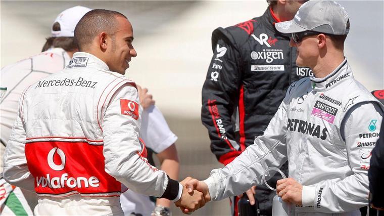 Hamilton (l) geht Schumachers Weg.