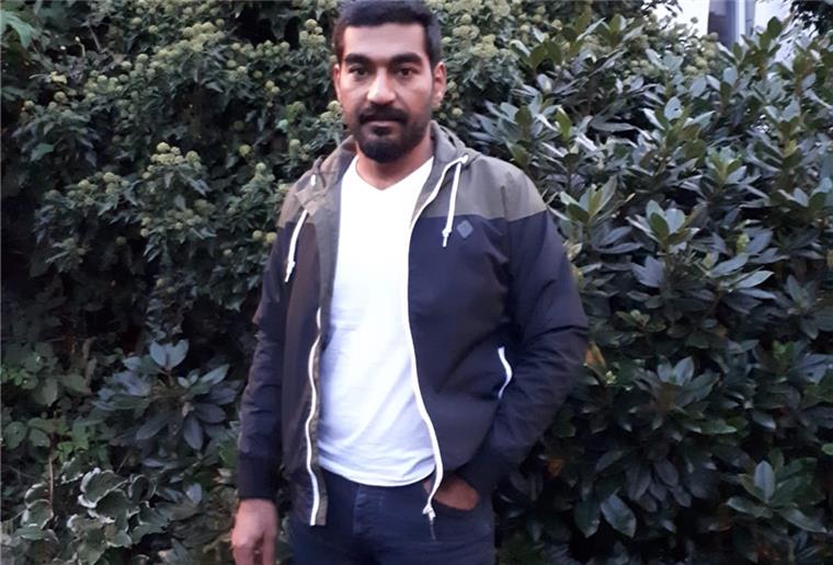 Verlorene Tasche: Ehrenmann möchte keinen Finderlohn Hamza Alhammoud Alhelal aus Bielefeld hat die Tasche eines Bremerhaveners gefunden und sie ihm mit all den Papieren und dem Geld zurückgeschickt.