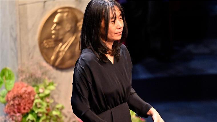 Han Kang mit Literaturnobelpreis ausgezeichnet Han Kang mit ihrer Nobelmedaille und dem dazugehörigen Diplom.