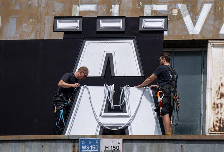 Berliner Band Die Ärzte macht alten Flughafen zu DÄmpelhof Hand anlegen an den Buchstaben