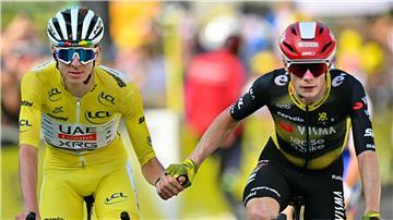 Hand in Hand nach der Zieleinfahrt: Die Stars Tadej Pogacar (l) und Jonas Vingegaard.