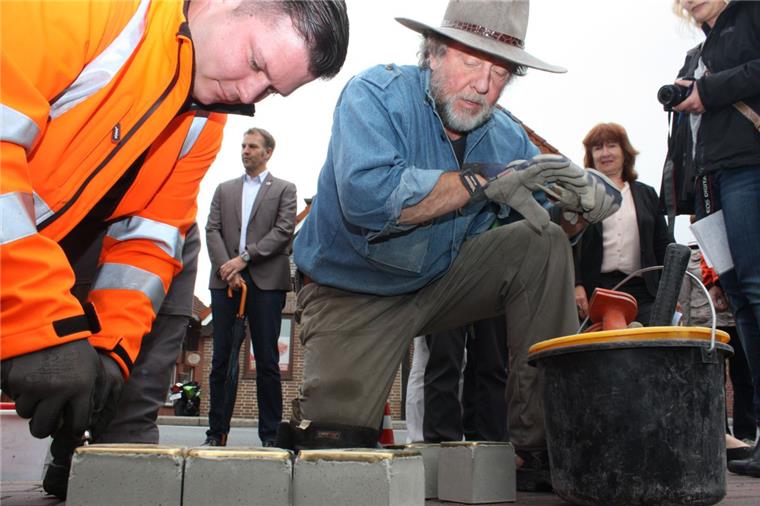Stolpersteine in Beverstedt: Jeder Stein ein Schicksal Handarbeit: Künstler Gunter Demnig (rechts) verlegt mit Bauhof-Mitarbeiter Thiemo Blanck (links) die Stolpersteine in Beverstedt.