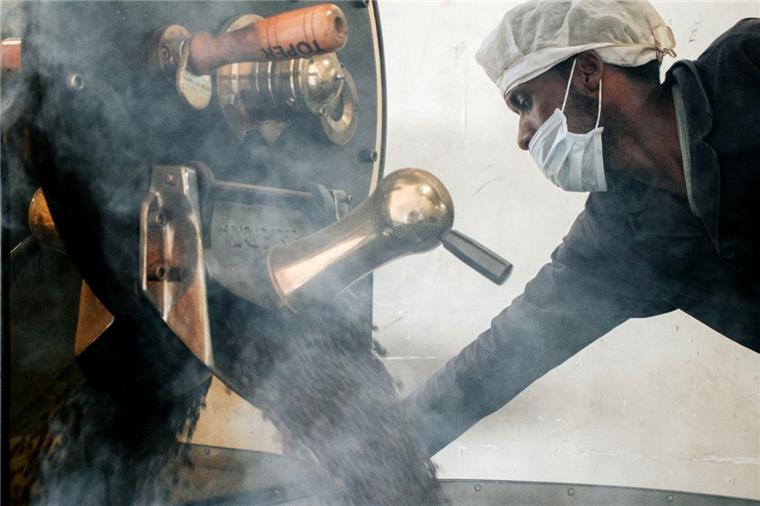 Bremerhavener Unternehmer engagiert sich für Kaffeebauern Handarbeit: Solino-Kaffee wird in Chargen-Röstern hergestellt. Der richtige Röstgrad ist eine Frage von Sekunden, erfordert Geschick und ein gutes Auge der Röstmeister.