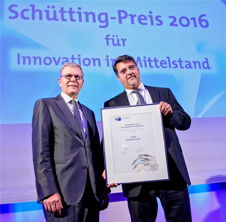 Schütting-Preis der Handelskammer für Biozoon und Rotek Handelskammer-Präses Harald Emigholz (links) überreichte Biozoon-Chef Matthias Kück den mit 7500 Euro dotierten Preis und eine Urkunde.