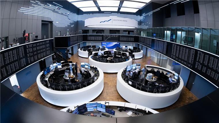 Porsche fliegt aus dem Dax Handelssaal der Frankfurter Börse: In den Dax schafft es nur die erste Reihe der deutschen Börsenkonzerne