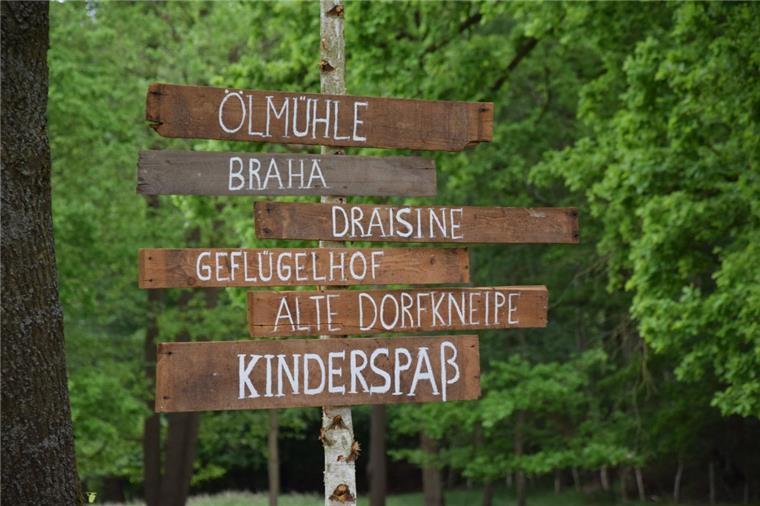 800 Jahre: Godenstedt feiert "Tag des offenen Dorfes" Handgemachte hölzerne Schilder weisen in Godenstedt auf Attraktionen beim "Tag des offenen Dorfes" hin.