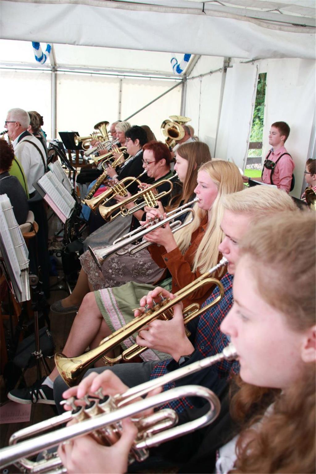 Handgemachte Musik brachte die richtige Stimmung ins Zelt. Bayernfest in Wittste...