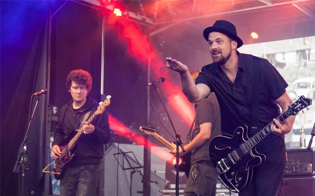 Handkuss für eine Zuschauerin: Sänger und Saxophonist Claas König von der Münste...