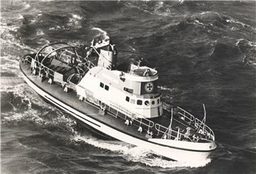 HANDOUT - Der Seenotrettungskreuzer Seenotrettungskreuzer „Adolph Bermpohl“ wird am Morgen nach dem Unglück vom 23. Februar 1967 beschädigt in der Nordsee treibend aufgefunden und eingeschleppt.