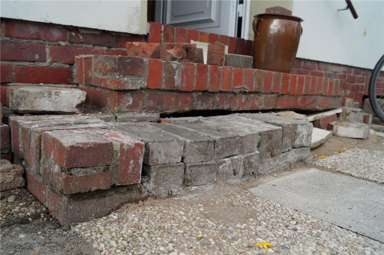 Handwerker aus Stade haben die untere Stufe der Treppe der Nordenhamerin Hela de Reuter aus der Ostpreußenstraße zerlegt und neu gepflastert. Die Rentnerin habe dem nicht zugestimmt, sagt die 90-Jährige. Sie hat 220 Euro gezahlt.