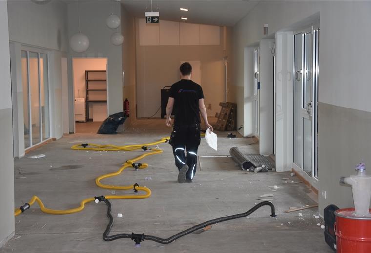 Neue Kita in Tiste ist wieder eine Baustelle Handwerker bestimmen wieder das Bild in der Kita „Wiesenwichtel“ in Tiste. Sie sind dabei, die Folgen eines erheblichen Wasserschadens zu beseitigen.