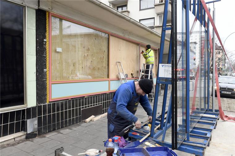 Milchbar: Eigentümer hält Wort - es geht voran Handwerker haben neue Fensterscheiben eingesetzt.