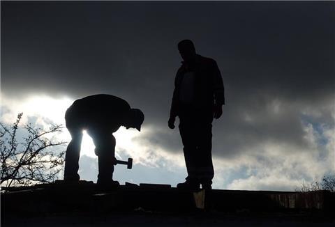 Handwerker sind selten allein auf der Baustelle. Bei einfacheren Arbeiten helfen oft auch Auszubildende. Nicht immer ist deren Arbeitsleistung für Kunden klar ersichtlich, doch für Ausbildungsbetriebe haben sie eine wichtige Funktion.