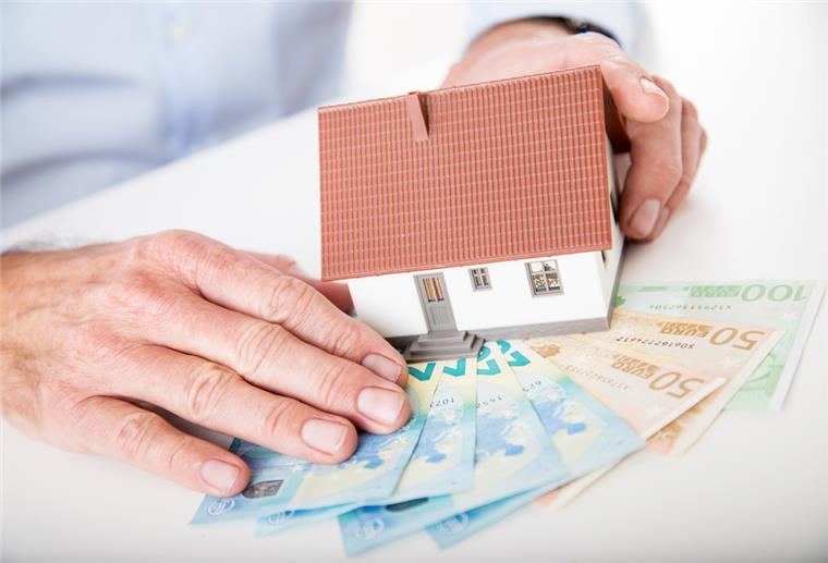Handwerker und Bauherren stöhnen gleichermaßen über steigende Kosten für Baumaterial. Mit Hilfe einer Preisgleitklausel werden die höheren Preise an die Kunden weitergereicht.