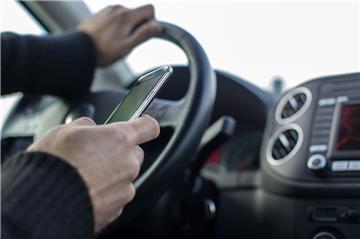 Handy am Steuer: Allzu häufig sorgt das Smartphone auch bei Autofahrern im Cuxland für Ablenkung und damit auch zu Unfällen.