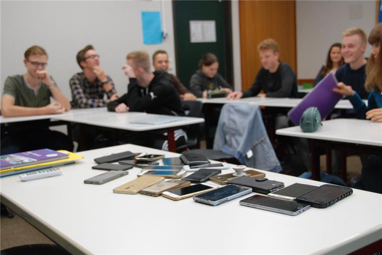 Schule im Cuxland geht gar nicht ohne Handy Handys aufs Lehrerpult: So sieht‘s in Klasse 11 b am Gymnasium Wesermünde aus, wenn eine Arbeit geschrieben wird.