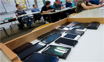 Handys und Smartphones im Unterricht sind bei den meisten Lehrern unbeliebt. Das sollte sich ändern, fordert die Bremer Bildungssenatorin Claudia Bogedan (SPD).
