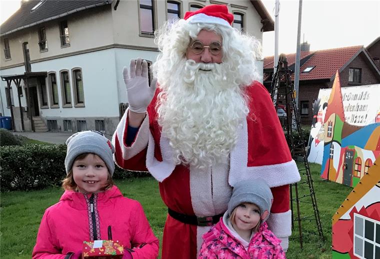 Weihnachtsmann lässt Kinderaugen in Abbehausen strahlen Hanna Christin (6 Jahre) und Katharina Mareike (5) haben sich sehr über den Besuch im Adventsdorf in Abbehausen gefreut.