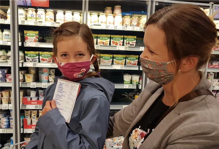 Mehrwertsteuersenkung ist kaum zu spüren Hanna ist acht Jahre alt und streicht alles aus der Einkaufsliste ab, was ihre Mama Jana Kuntzmann einkauft.