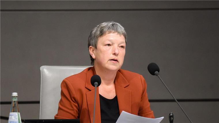Landtagspräsidentin Naber warnt vor Rechtsextremismus Hanna Naber, Landtagspräsidentin, spricht zur Beginn der Sitzung im Landtag Niedersachsen.