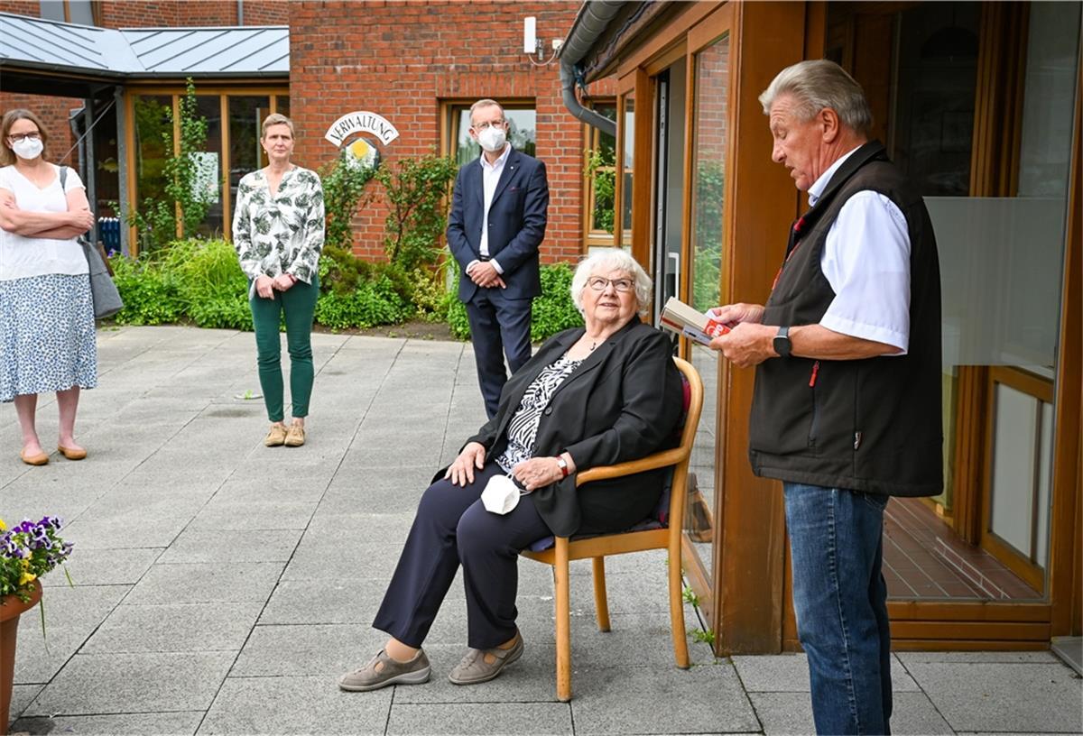 Ein Inbegriff von Herz und Engagement Hanna Peters bekommt im Beisein weiterer Vorstands- und Aufsichtsratsmitglieder sowie von Einrichtungsleiterin Doris Völkel vom Awo-Kreisverbandsvorsitzenden Dr. Uwe Lissau die vom Präsidium des Awo-Bundesverbands verliehene Verdienstmedaille.