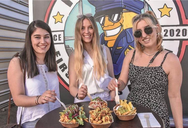 Hanna, Rylia und Fenja genießen die First Class Fritten vom Feinsten.