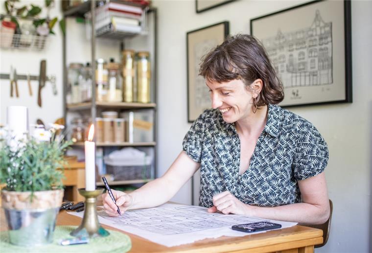 Hannah Kordes, Architektin und Expertin für klimagerechten Urbanismus, zeichnet verlassene architektonische Schmuckstücke in Bremerhaven.