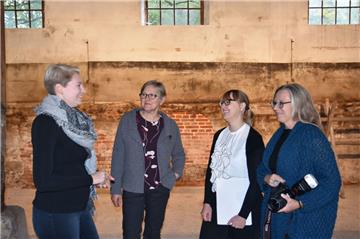 Hannah Wedemeyer und Sigrid Wülpern vom Klostergut freuen sich gemeinsam mit Claudia Meyer und Marion Köhler (von links), dass im ehemaligen Kuhstallgebäude die Lesung des Thalia Theaters und der Metropolregion Hamburg Kultur stattfinden wird.