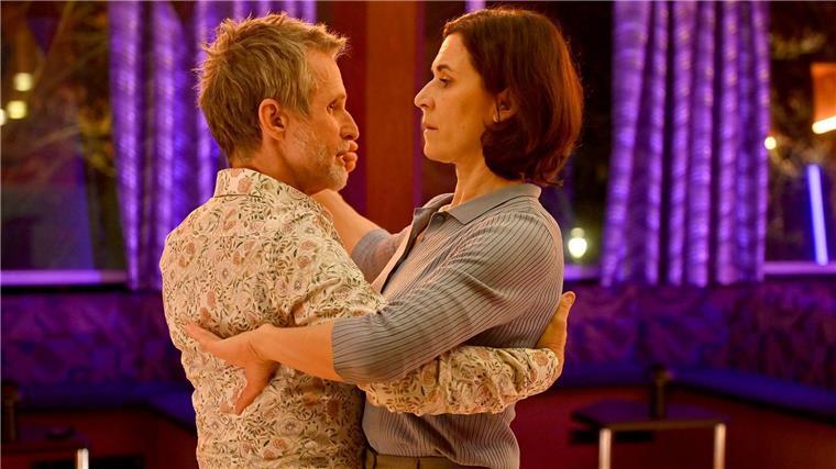 „Winterwalzer“: Der Weihnachtsfilm des Jahres Hanne (Nina Kunzendorf) gibt Albert (Ulrich Matthes) neuen Lebensmut.
