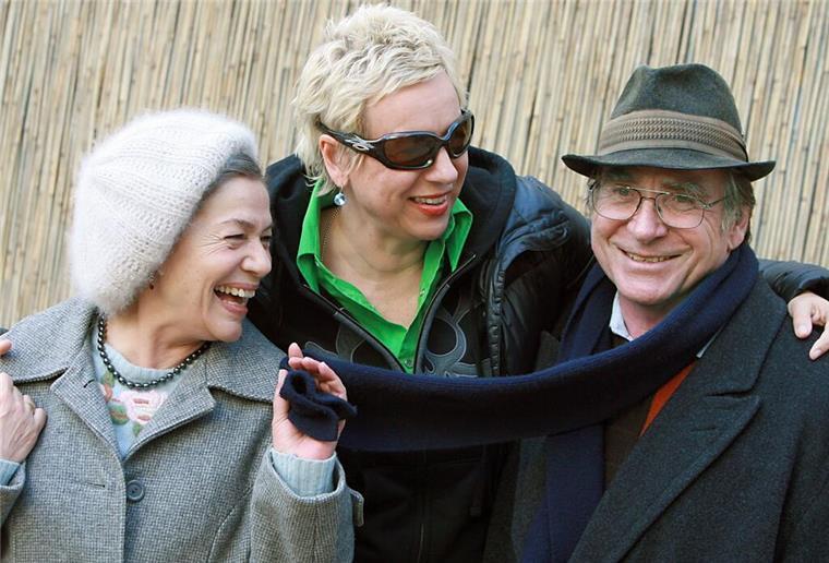 Schauspieler Elmar Wepper gestorben Hannelore Elsner (l-r) als Trudi, Regisseurin Doris Dörrie und Elmar Wepper als Rudi am Rande von Dreharbeiten für den Film „Kirschblüten - Hanami“.