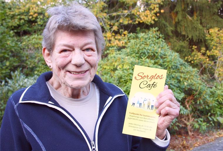 Hagen: Café erlaubt wieder Begegnung von Suchtkranken Eine Frau hält einen Flyer in der Hand.