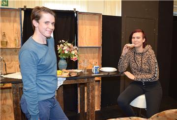 Hannes Riep und Verena Hoechst spielen in der neuesten Produktion der Niederdeutschen Bühne Waterkant.