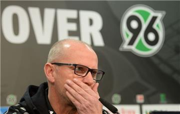 Hannover 96, hier mit Profitrainer Thoms Schaaf, kommt in diesen Tagen nicht zur Ruhe. 