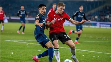 Hannover 96 muss gegen Magdeburg auf Ex-Nationalspieler Halstenberg verzichten.