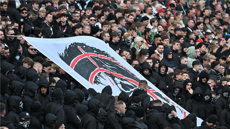 Der zerrüttete Club: Kind kritisiert Hannover-Fans Hannover-Fans halten auf der Tribüne ein Plakat hoch, dass den Kopf von Niedersachsens Innenministerin Daniela Behrens in einem Fadenkreuz zeigt.