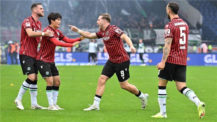 „Mit nichts zu entschuldigen“: Rote Karte entscheidet Derby Hannover-Jubel in Braunschweig.